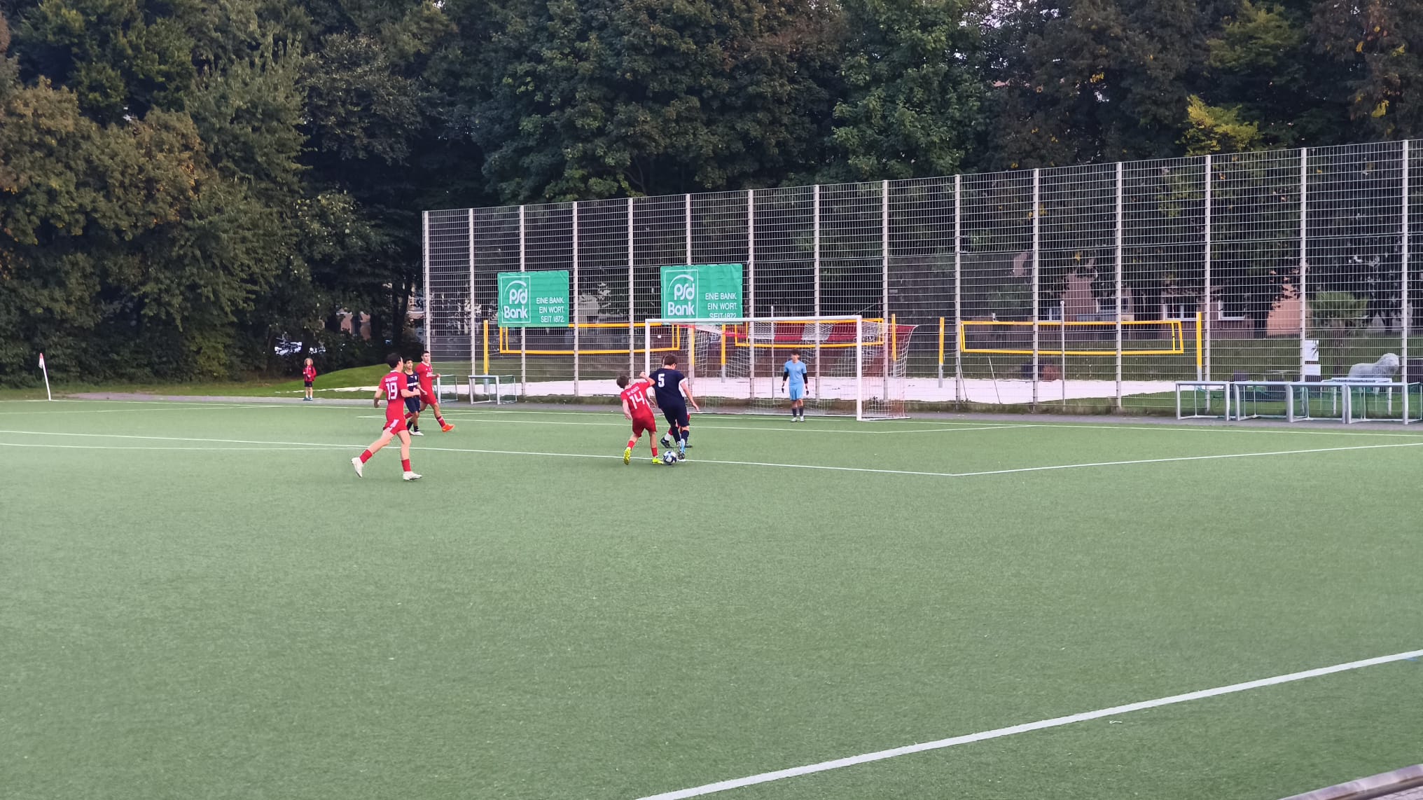 Die B-Jugend des 1. FC Quadrath-Ichendorf im Mannschaftskreis vor dem Spiel.