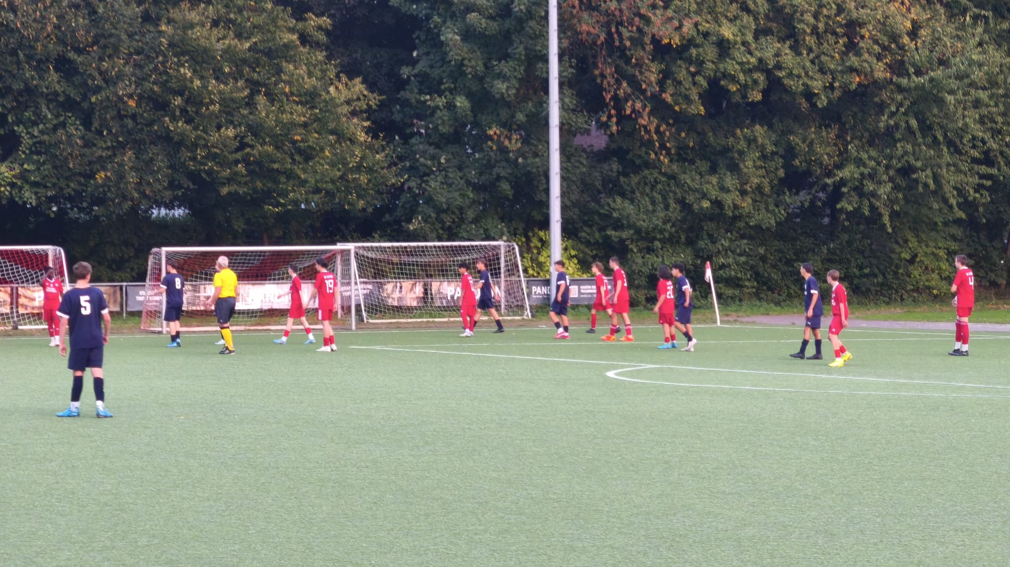 Eine intensive Spielszene aus dem Match der B-Jugend gegen den SV Weiden.