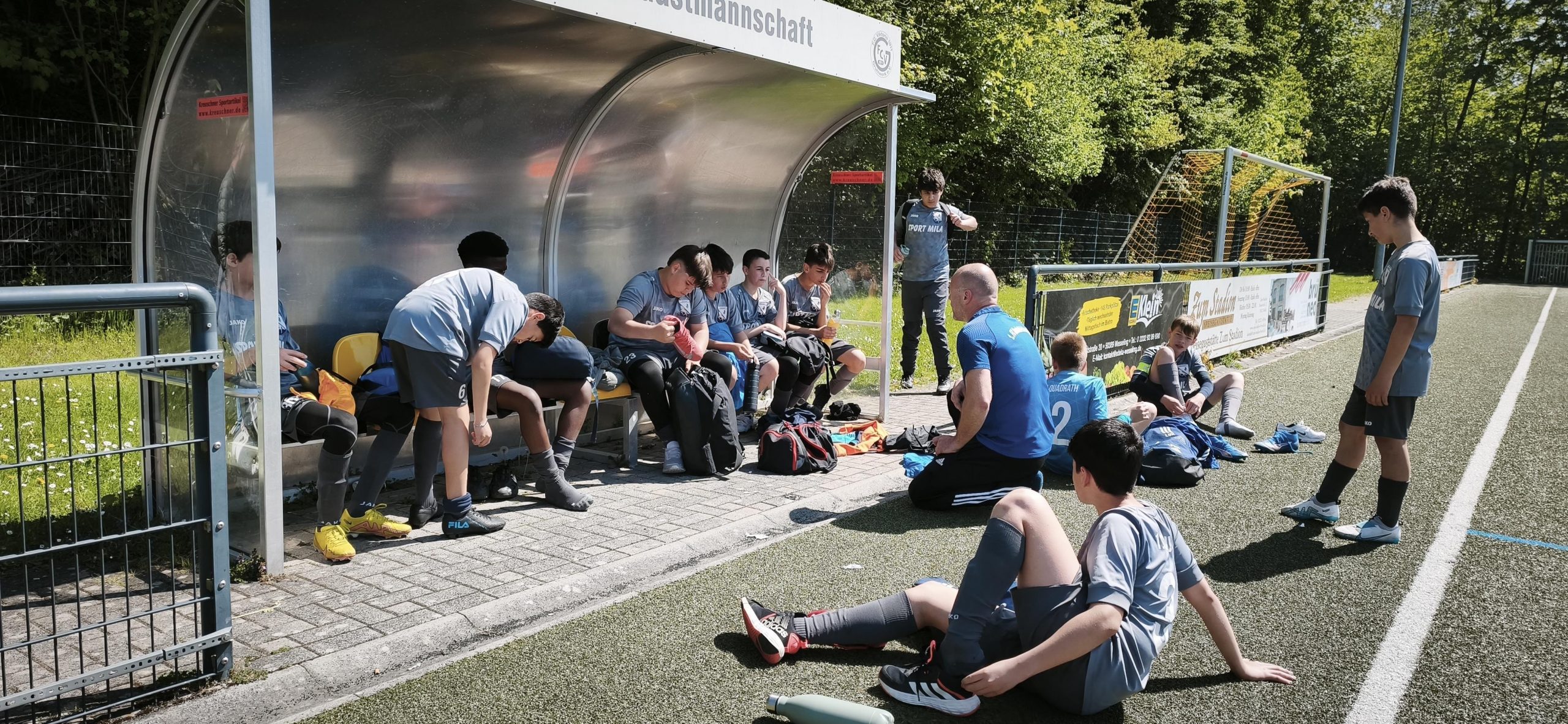 Betrübte Stimmung auf der Auswechselbank der Gäste nach Abpfiff