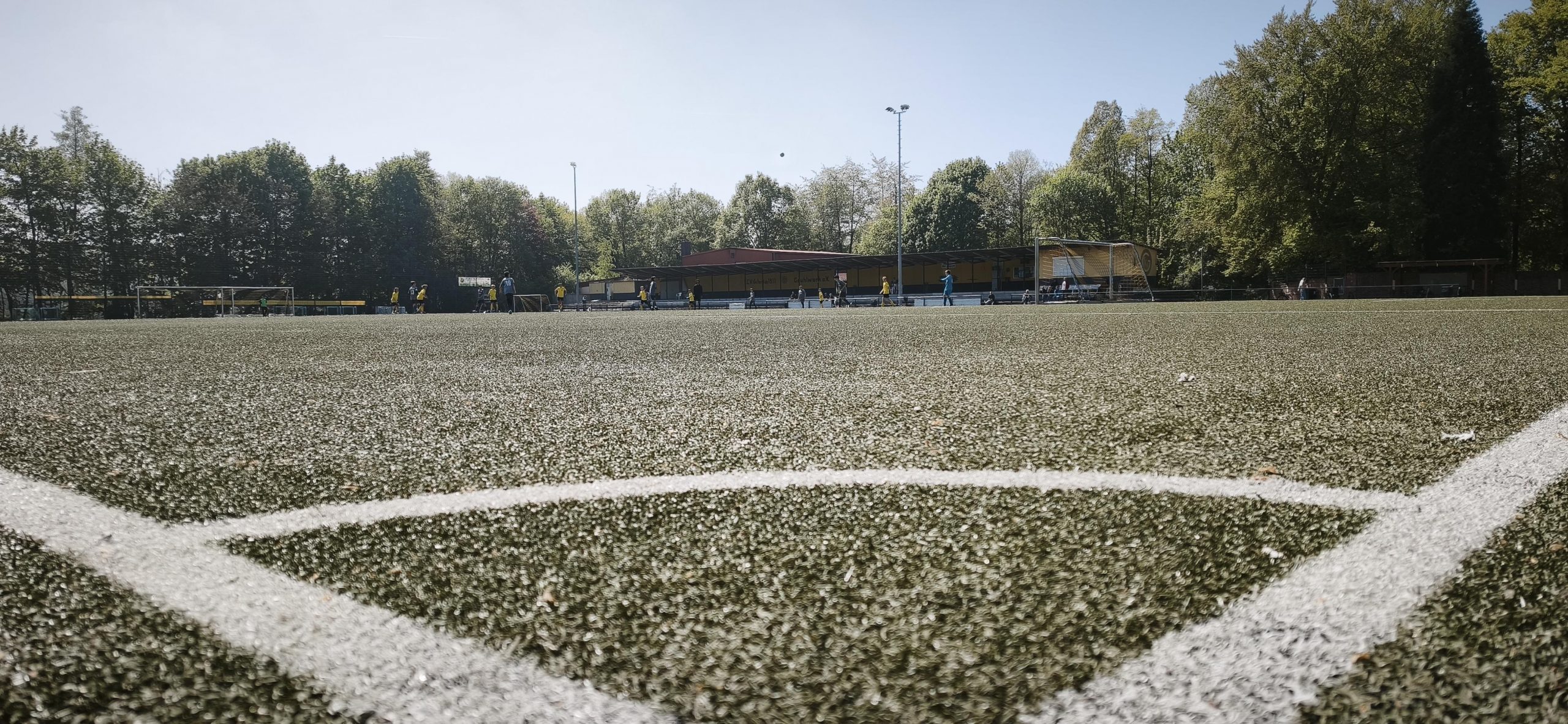 Blick auf den Eckpfosten des Fußballfeldes