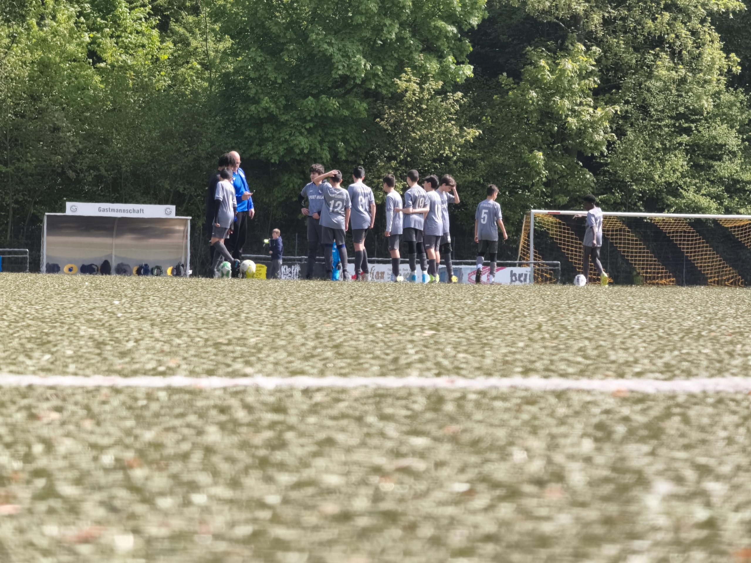 Spielbeginn der Jugendmannschaft auf dem Platz